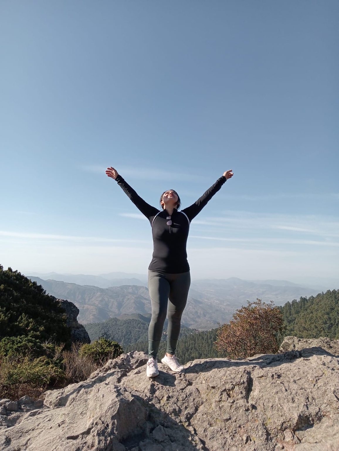 Persona en mirador con paisaje de montaña
